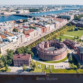 Выставка про ИИ на Новой Голландии 